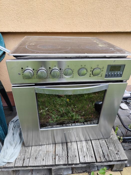 Piekarnik elektryczny z płytą elektryczną Ariston uszkodzony