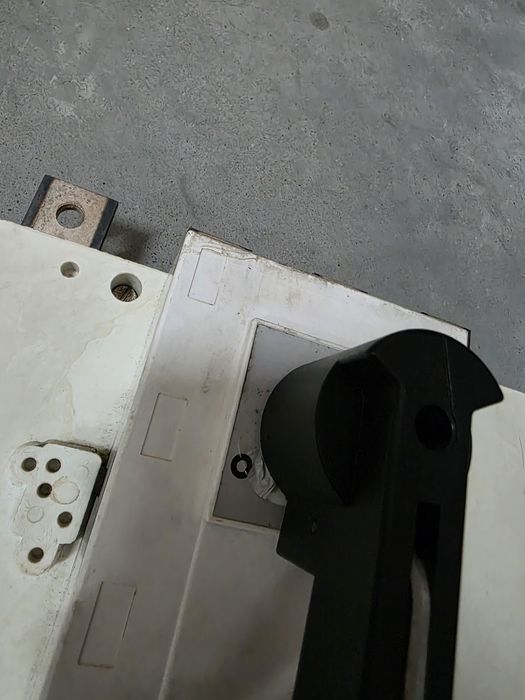 Interruptor seccionador (da marca Hager, modelo de 400A).
