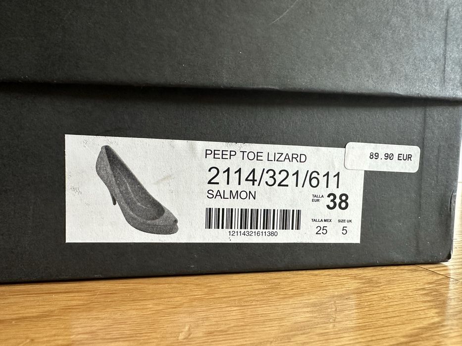 Sapatos de salto alto (peep toe) em pele