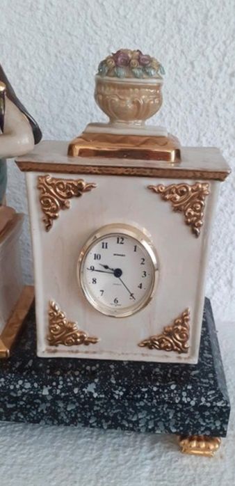 Relógio em Porcelana belíssima antigo a funcionar