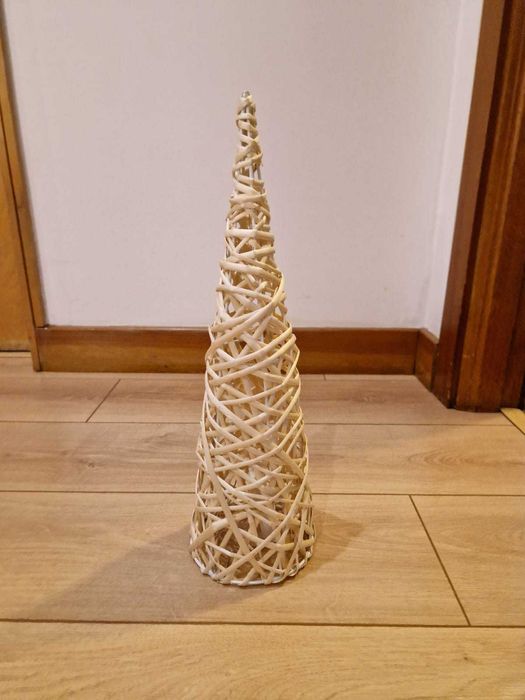 Árvore de Natal pequena em verga com iluminação