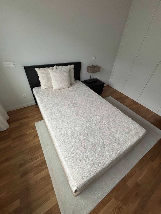 Cama corpo e 1/2, mesinha cabeceira, candeeiro de mesa, puff e quadros