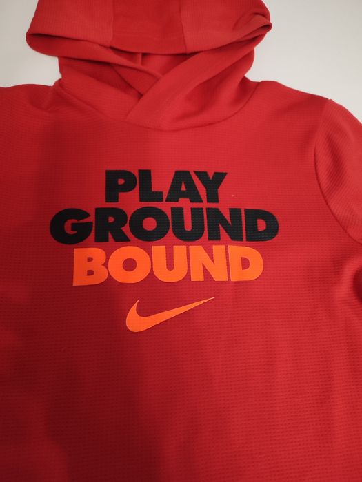 Koszulka czerwona z kapturem Nike. Bluza Nike.