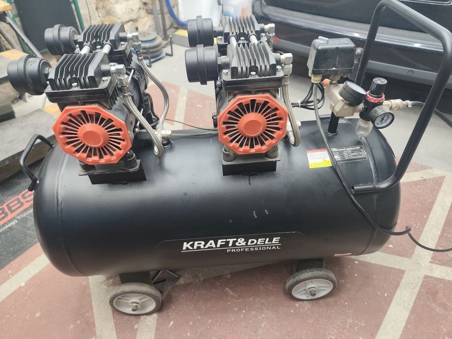 Kompresor bezolejowy jeszcze na gwarancji.