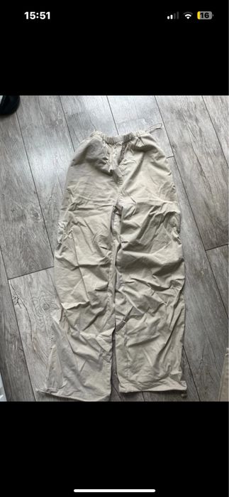 Spadochronowe beżowe spodnie