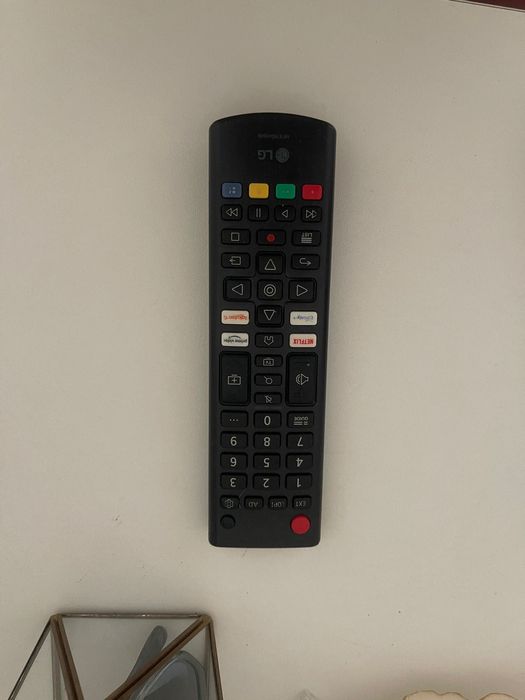 LG UHD AI Things 65 polegadas ecrã partido com comando