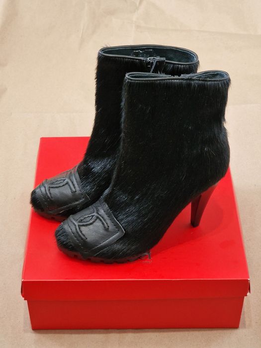 Чорні ботильйони на високих підборах з хутром та декоративною пряжкою