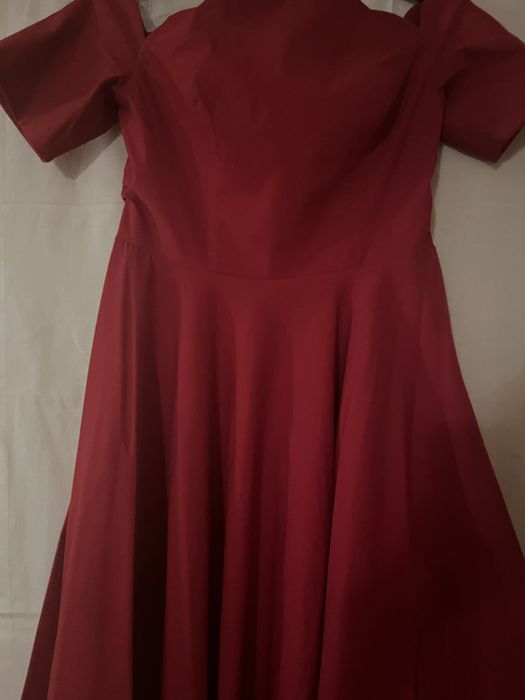 Elegancka sukienka z odkrytymi ramionami. Kraków