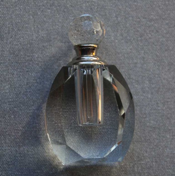Frasco em vidro facetado para perfume