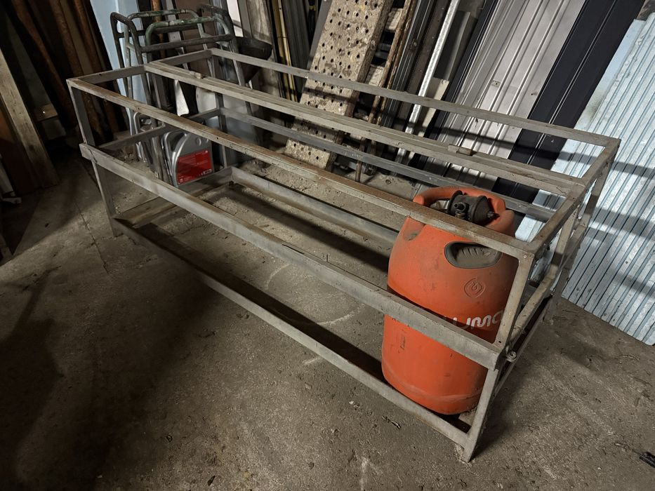 Grade/estrutura em ferro para armazenamento de bilhas de gás.