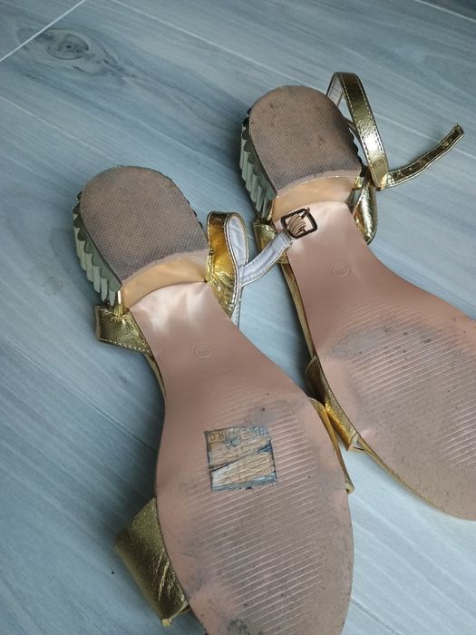 Sandały złote elegancki obcas