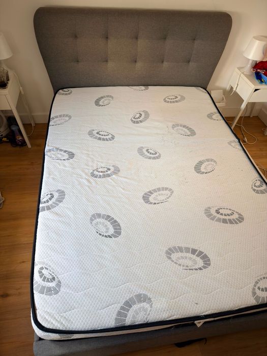 Cama, cabeceira e colchao