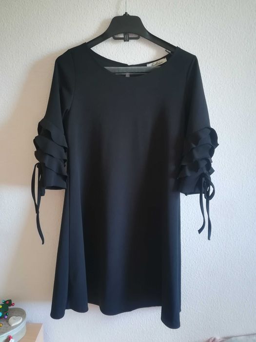 Vestido preto folhos M