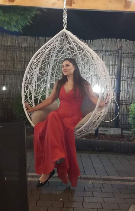 Sukienka czerwona brokatowa z rozporkiem na nogę