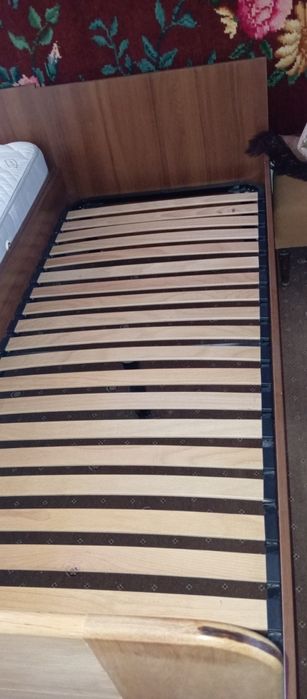 Продам 2 односпальные кровати с матрасом б/у