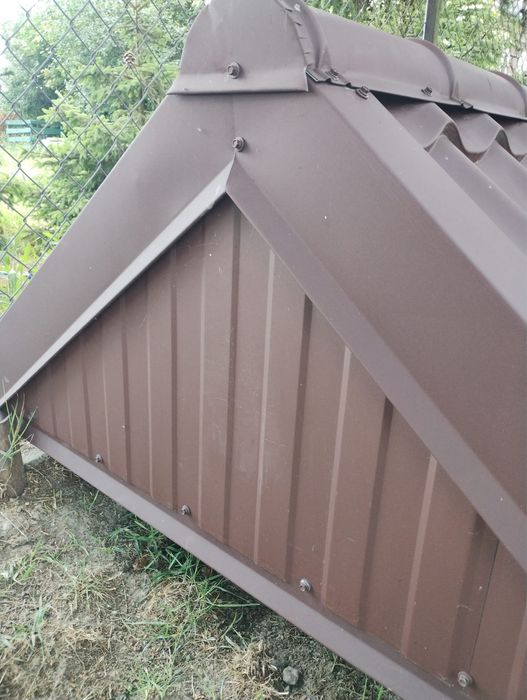 Elegancki solidny daszek, zadaszenie nad studnie