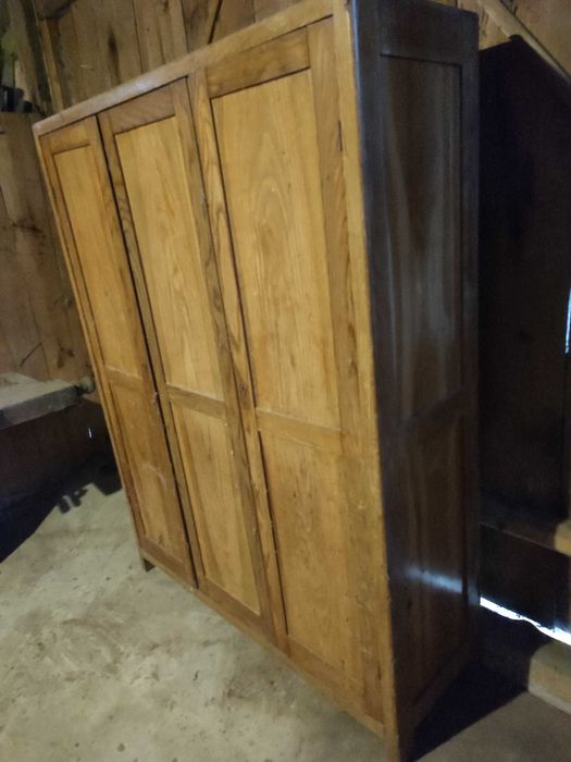 Zabytkowa szafa do renowacji