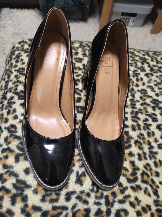 Lakierowane buty na obcasie