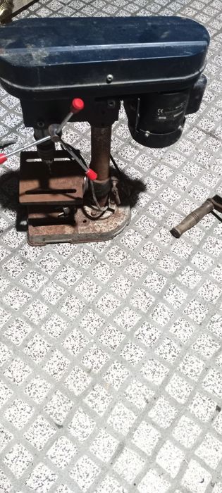 maquina de fazer furos