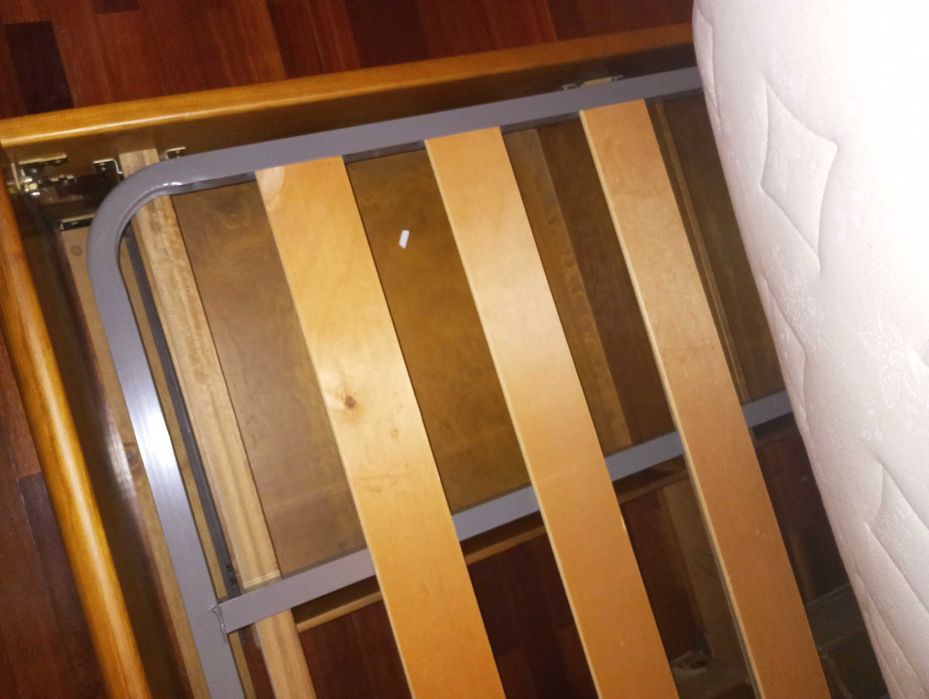 Cama de madeira sólida e colchão