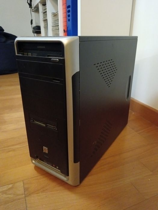 PC de secretária com monitor antigo