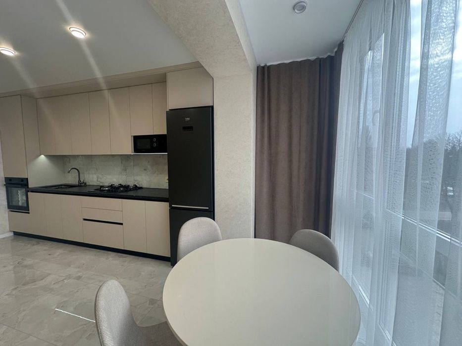 Продам  1-кімнатну  квартиру 44 м2 з ремонтом. вигляд на каштани.  м. Рівне ЖК «Статус»