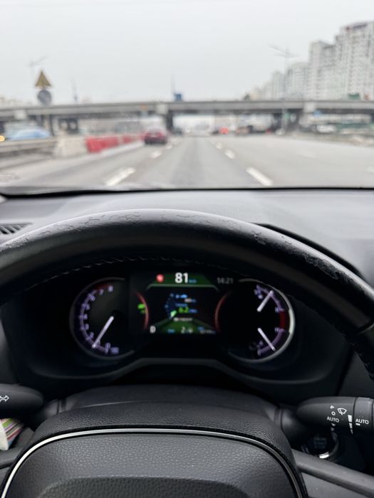 Продам свій автомобіль Тойота Rav 4 2020 року, пробіг 60 тис км.
