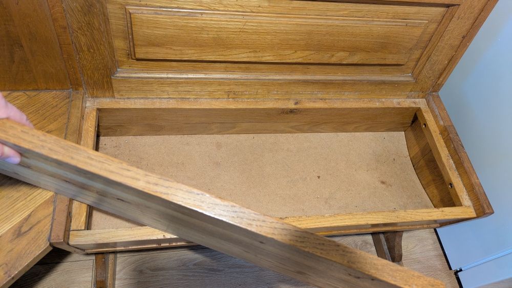 Кухонний куточок з натурального дерева, міцний, у хорошому стані