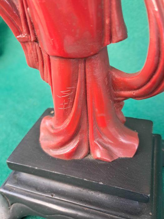 Escultura oriental assinada em masa .