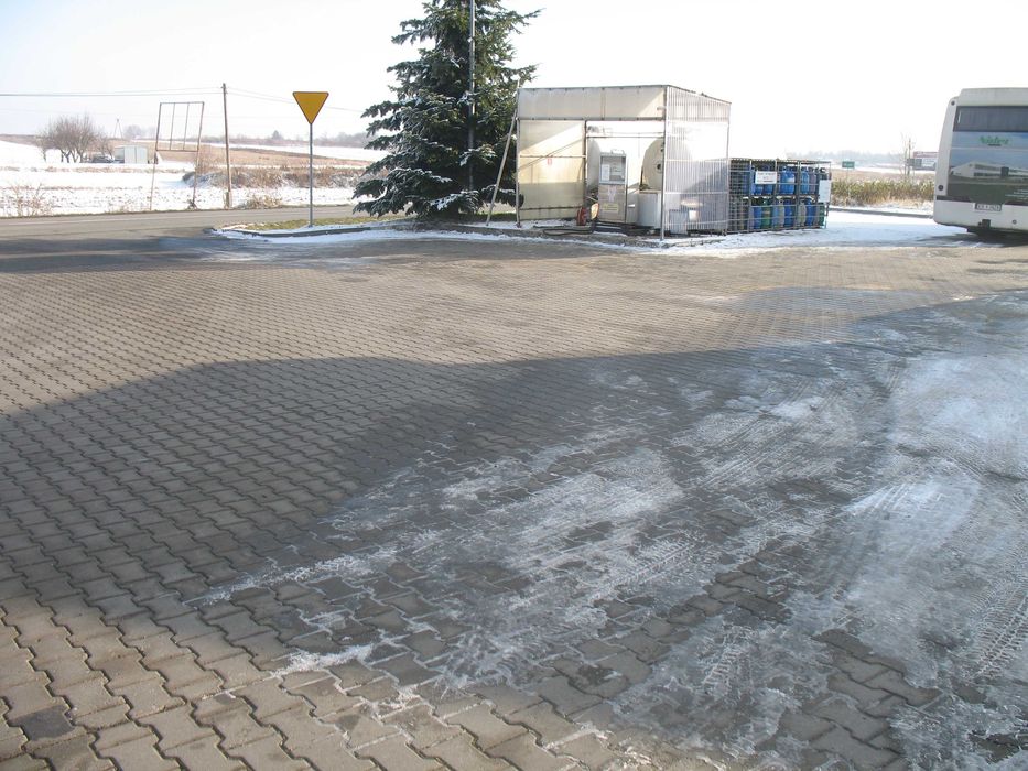 Działka przy stacji paliw.