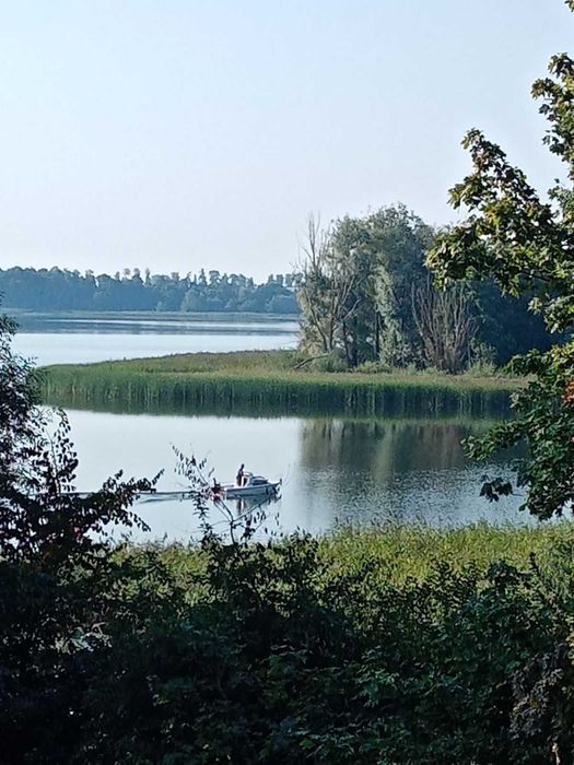 wynajem domku nad jeziorem z plażą i pomostem