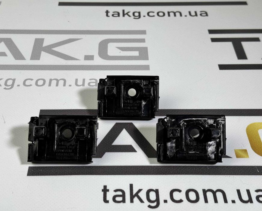 Кронштейн переднього крила Tesla Model 3