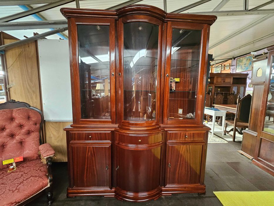 Excelente móvel em madeira maciça para sala ou escrit