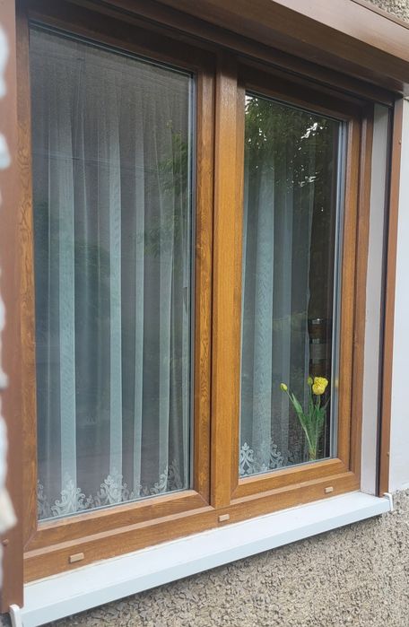 Okno plastykowe z klamkami na klucz