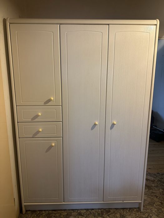 Biała szafa drewniana