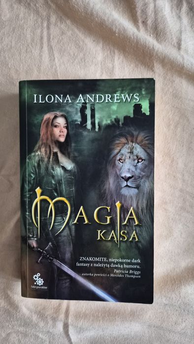 Magia kąsa. Tom 1. Ilona Andrews.