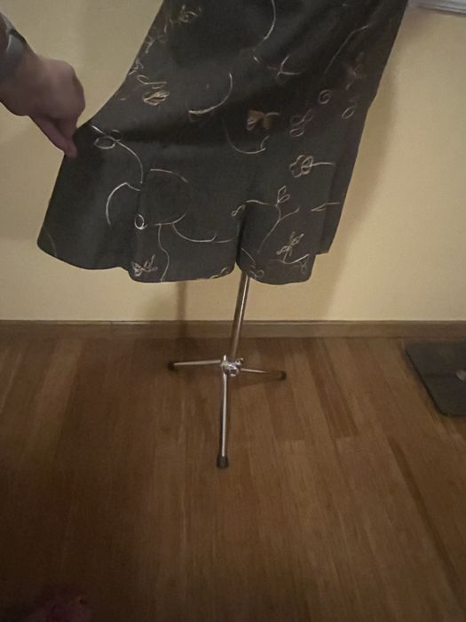Pięknie układająca się spódnica z wyszywanym nadrukiem