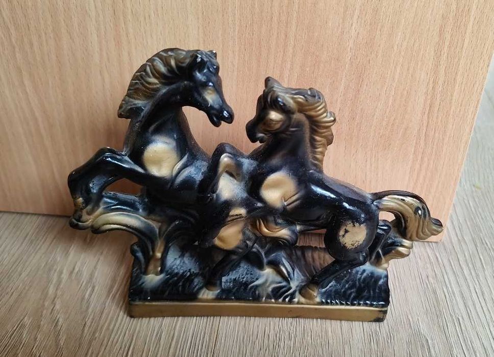 Estatueta Antiga de Cavalos em Tons Preto e Dourado