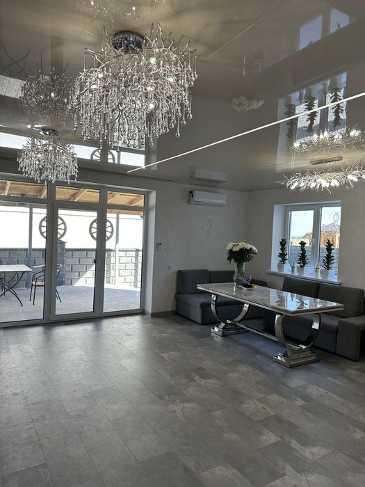 Продам сучасний котедж з гаражем і ремонтом