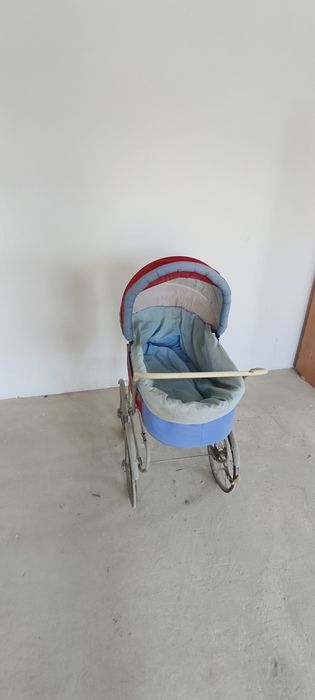 Starodawny wózek dziecięcy