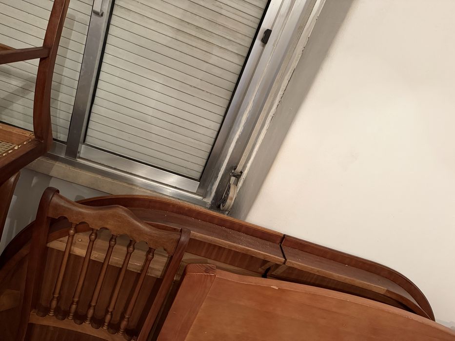 Mesa de jantar oval extensivel e 8 cadeiras