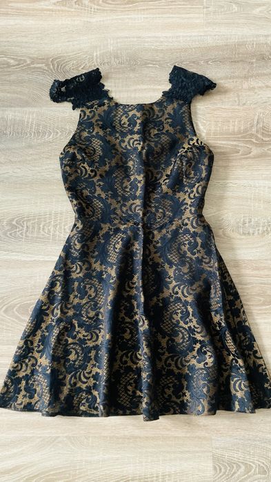 Elegancka sukienka czarno-złota 34
