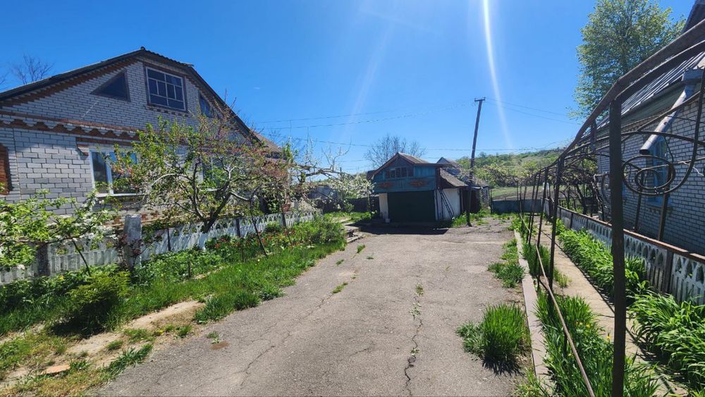 Два будинки на одному подвірʼї