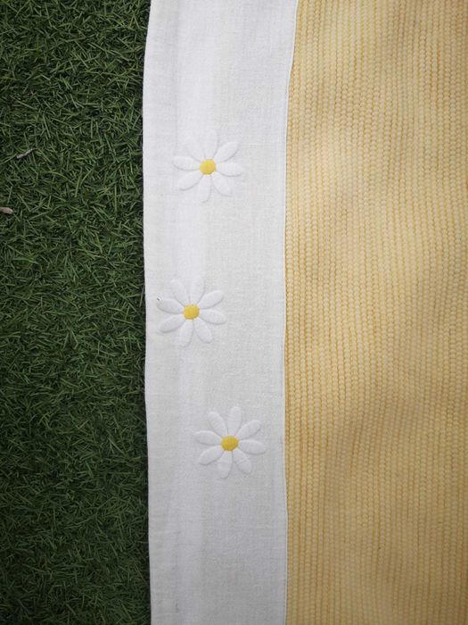 Tapete de pano branco e amarelo