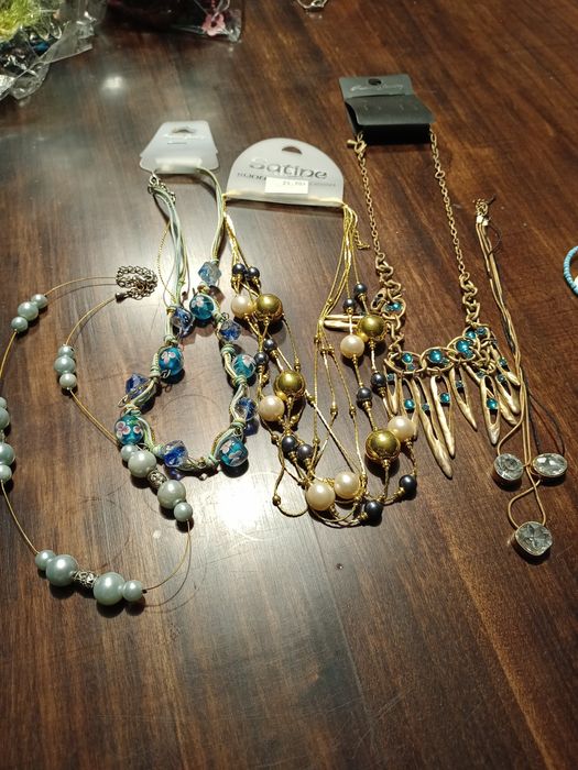 Zestaw biżuterii , odcienie błękitów i złota , naszyjniki