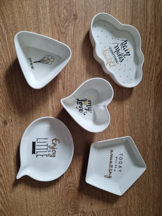 Zestaw porcelanowych naczyń