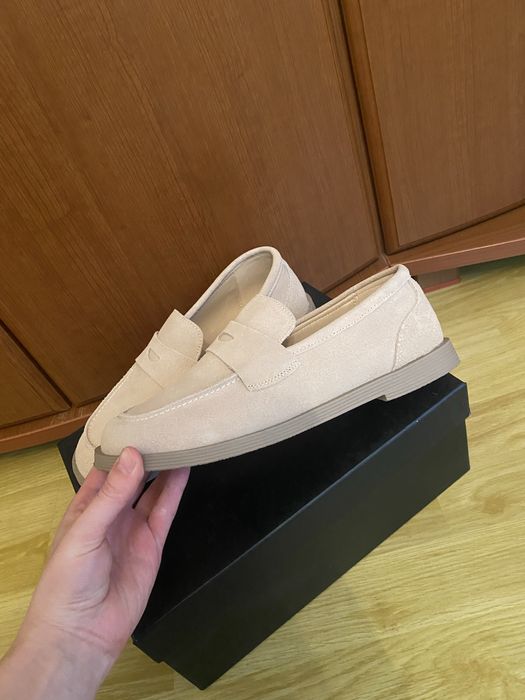 Лофери молочного кольору