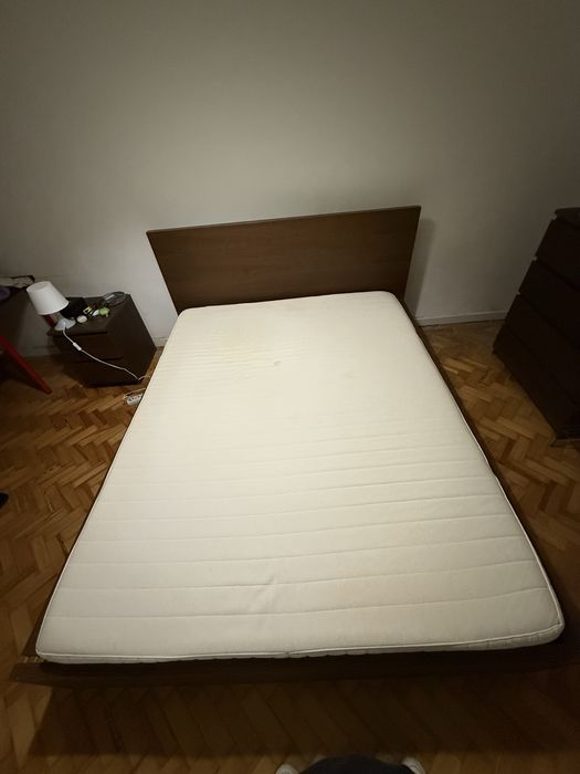 Colchão 160x200 IKEA com marcas de uso