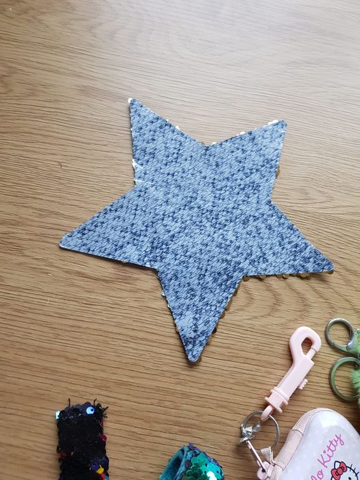 Breloczki bransoletki opaski pompony cekiny Hello kitty różności