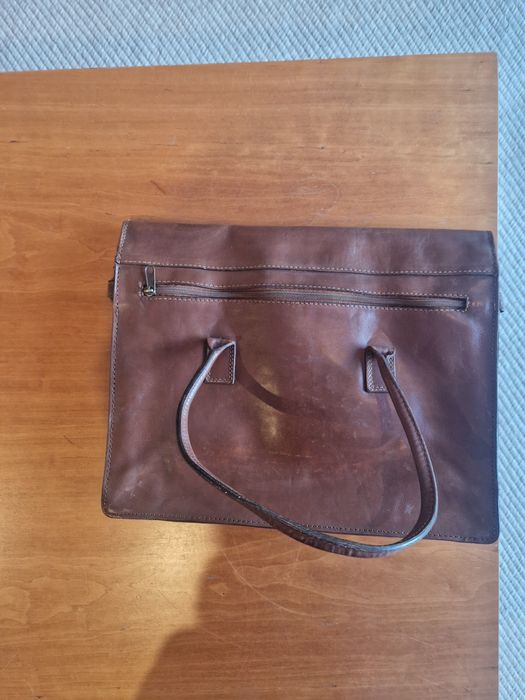 Pasta castanha em pele genuína.